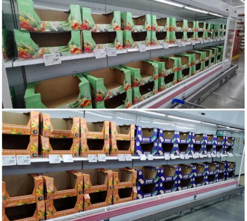 武漢一超市的貨架上，食品被搶購一空。（志願者提供）