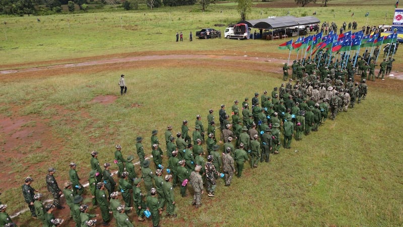ပအိုဝ်းကိုယ်ပိုင်အုပ်ချုပ်ခွင့်ရ၊ ရှမ်းပြည်နယ်တောင်ပိုင်း အထူးဒေသ (၆) ကျောက်တလုံးကြီးမြို့နယ်တွင် ၂ဝ၂၄ ခုနှစ် အောက်တိုဘာလ ၃ ရက်နေ့က ကျင်းပသည့် စစ်သင်တန်းဆင်းပွဲ မြင်ကွင်းတစ်ခု။ (Photo : Pa-O National Army)
