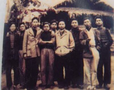 Hình chụp tại tòa soạn báo Sự Thật năm 1948, từ trái sang: Diên Hồng, Nguyễn Địch Dũng, Kỳ Vân, Lê Quang Đạo, Trần Đĩnh, Trường Chinh, Lê Xuân Kỳ, Thép Mới, Hồng Vũ. Hình do Tác giả cung cấp.