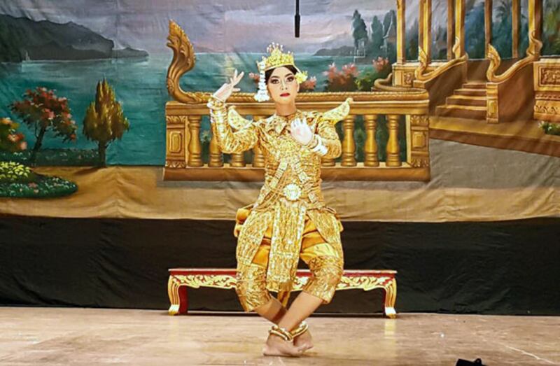 បេក្ខជន​ប្រឡង​ស្នាតកបត្រ​សិល្បៈ (បាក់ឌុប​សិល្បៈ) ក្នុង​ទម្រង់​របាំ​បុរាណ។