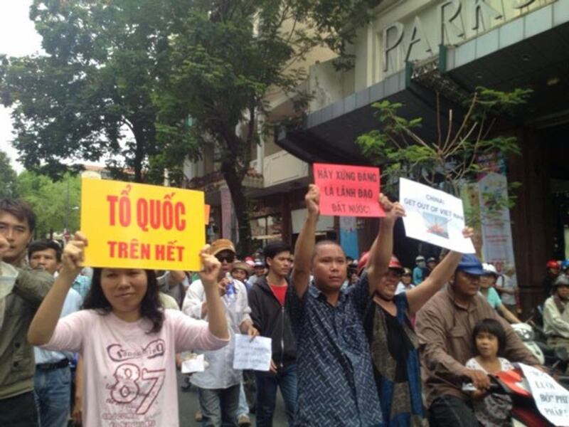 HÌnh ảnh cuộc biểu tình chống Trung Quốc tại Việt Nam - Courtesy of danlambaovn.blogspot.com 