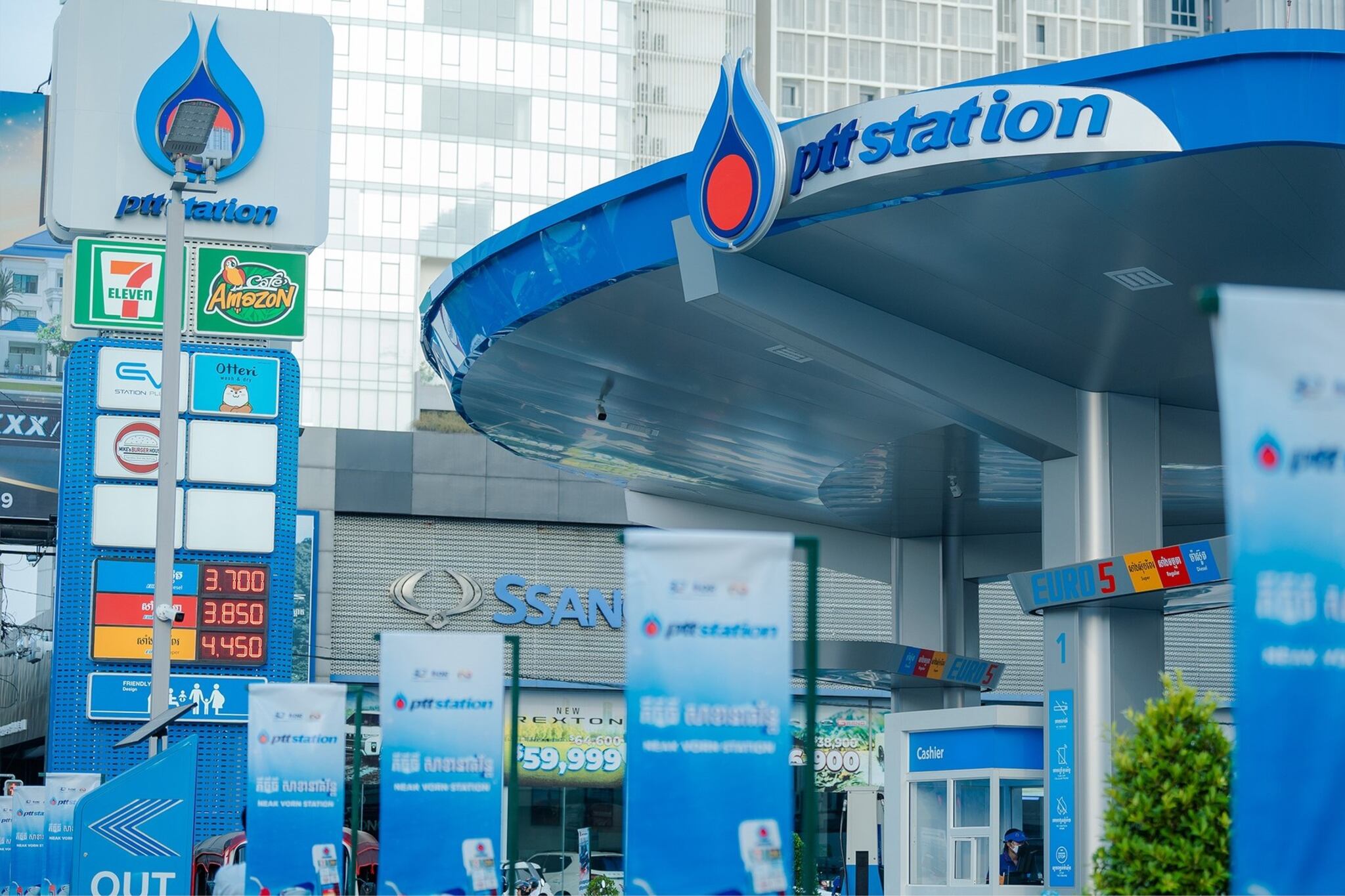 ស្ថានីយប្រេងឥន្ធនៈ ភីធីធី (PTT) មួយកកន្លែងស្ថិតនៅលើផ្លូវសហព័ន្ធរុស្សី ក្នុងរាជធានីភ្នំពេញ។