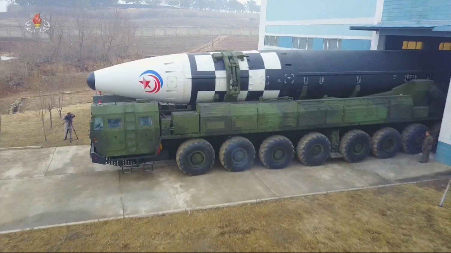 북한이 지난 24일 김정은 국무위원장의 지도 아래 신형 대륙간탄도미사일(ICBM) '화성-17형' 시험발사를 단행했다고 조선중앙통신이 보도했다.