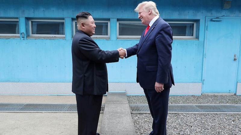 2020年6月30日,美国总统特朗普和朝鲜领导人金正恩,在韩朝非军事区(DMZ)板门店短暂会面,两人跨境握手,创造历史画面!(路透社)