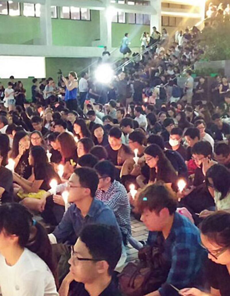 2015年6月4日,香港大學自行在港大校園內舉辦六四悼念活動,參與人數約近千。(粵語組記者趙梓浩攝)