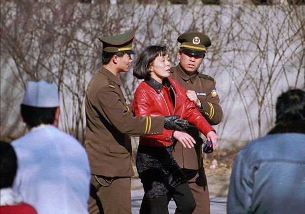 지난 1997년 베이징의 한국 영사관 밖에서 한 여성이 중국 공안에 끌려가고 있다.
