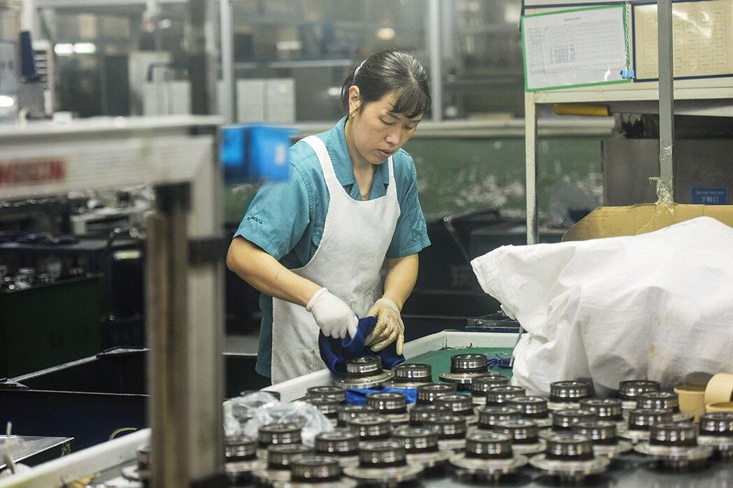 7月31日,中国浙江省杭州市的工人正在制造汽车轴承。7月份,中国工业企业利润同比下降了6.7%。