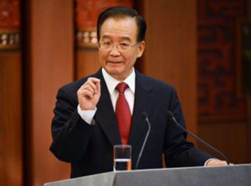 图片：近几年来，温家宝不断发出主张政治改革的言论，而《纽约时报》却又报道温家宝家族敛财二十七亿美元，温家宝的形象就愈加扑朔迷离了。（MARK RALSTON/AFP/GettyImages）