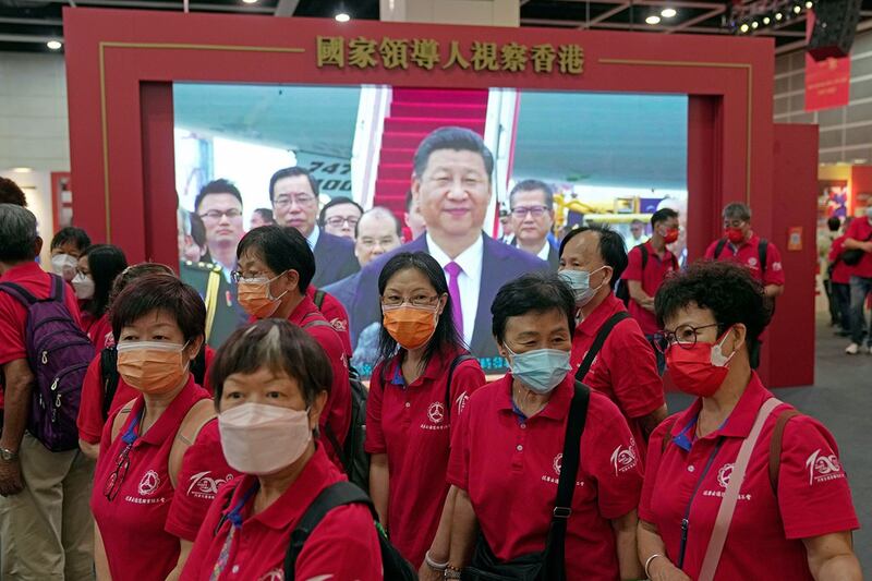 2022 年 6 月 24 日,参观者在香港庆祝回归中国 25 周年展览。(美联社)