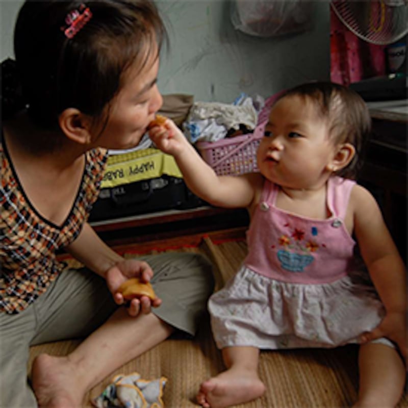 Hình minh hoạ. Một gia đình được nhận vào mái ấm Mai Tam của Hope For Tomorrow 