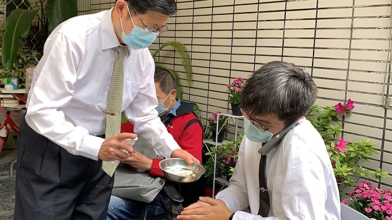 台湾对室内外集会活动有人数限制,且必须戴口罩、消毒手、维持社交距离。有基督徒主日改在户外聚会。(记者夏小华摄)
