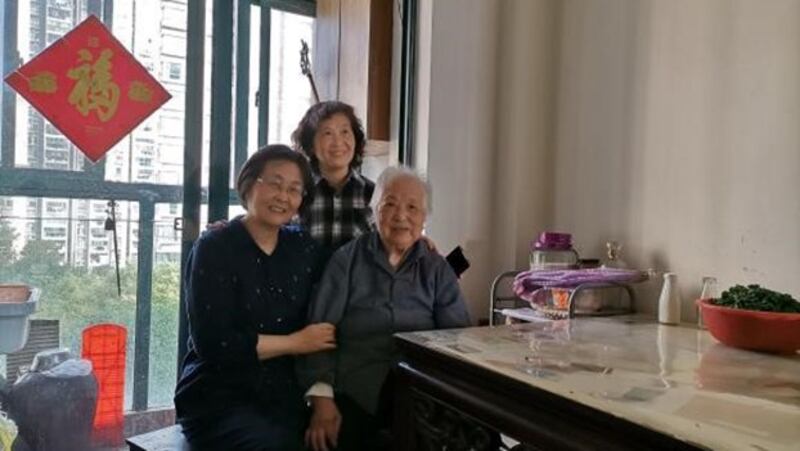 左起:章虹、章虹小妹、舅妈(江棋生提供)