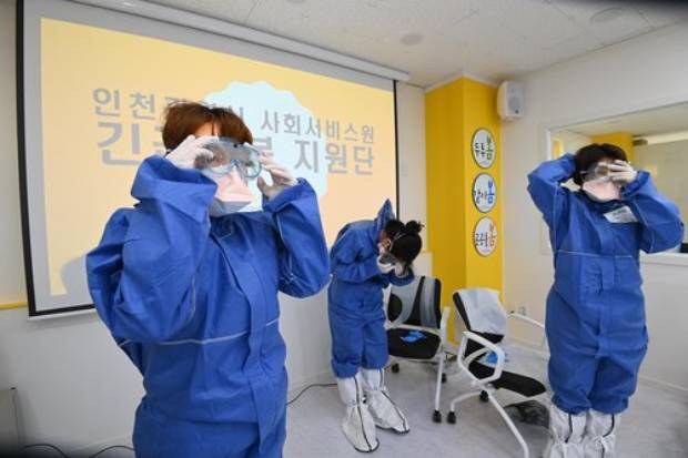 인천시 부평구 부평인복드림 종합재가센터에서 요양보호사들이 신종 코로나바이러스 감염증(코로나19) 방호복을 입었다가 벗는 교육을 받고 있다.