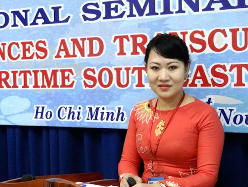 Đại biểu Phan Thị Hồng Xuân, người có phát biểu dùng lu chứa nước để tránh lụt lội trong thành phố