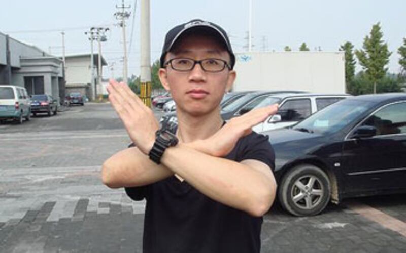 北京維權人士胡佳，以穿黑衣、絕食等行動聲援香港反國教運動。（胡佳提供）