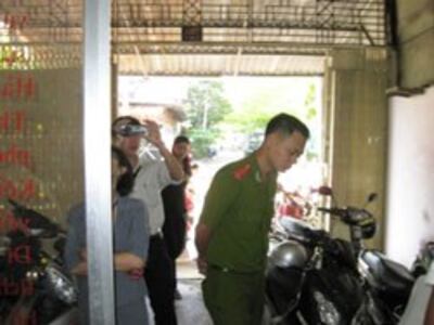 Công an đến cưỡng chế văn phòng luật sư của LS Lê Trần Luật hồi năm 2009. Photo courtesy of vietcyber.com