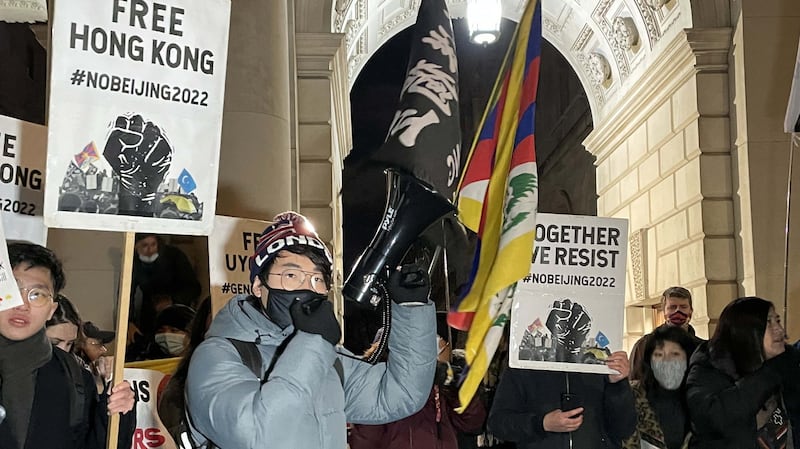 伦敦唐人街港人遇袭事件,使在英港人安全问题备受关注。英国港侨协会”创办人郑文杰表示,英国警方、国安和情报部门已介入调查,强调必须督促英国政府严肃处理,保障在英港人安全。(吕熙摄)
