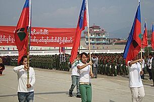 စစ်အစိုးရိံြင့် အပစ်အခတ် ရပ်စဲထားသော တိုင်းရင်းသား လက်နက်ကိုင်အဖြဲႚမဵားတြင် အင်အားအကောင်းဆုံး ဝူပည် သြေးစည်းညီႌြတ်ရေးတပ် (UWSA) ၂၀၀၉ ဧ္ဘပီ ၁၇ရက် ဝူပည်နယ် ္ဘငိမ်းခဵမ်းရေးနေႛ ိံြစ် ၂ဝူပည့် အခမ်းအနား ကဵင်းပနေပုံ ူဖစ်ပၝသည်။ (Photo: Courtesy of UWSA)