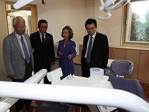 2012년 9월 경기도 여주군 북내면에서 탈북 아동과 청소년을 위한 친자연적 힐링(치유)프로그램을 준비한 '물망초학교' 개교식이 열려 사단법인 '물망초' 박선영(오른쪽에서 2번째) 이사장이 개교식 참석 내빈에게 학교 시설을 소개하고 있다.