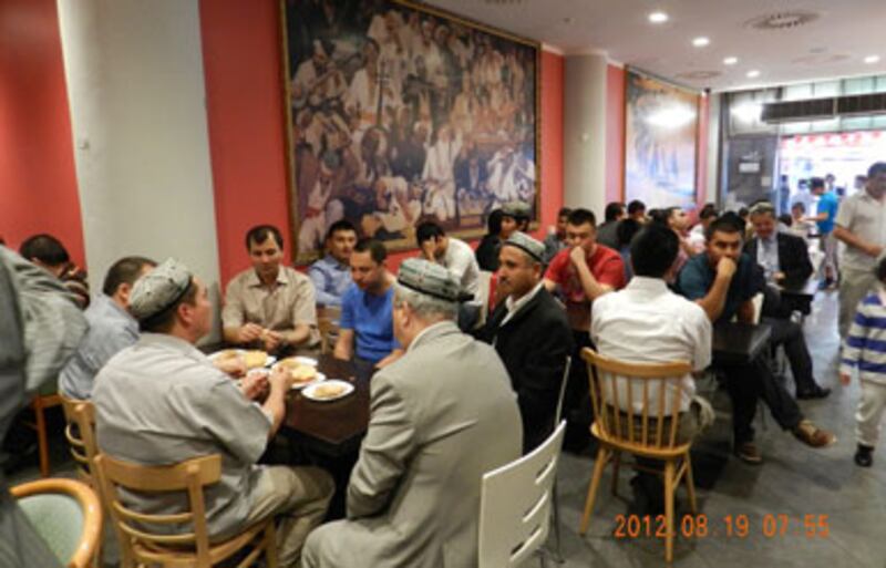 ئۇيغۇر جامائىتى ئۇيغۇر رېستورانلىرىدا ھېيت پەتىسى قىلماقتا. 2012-يىلى 19-ئاۋغۇست، گېرمانىيە.