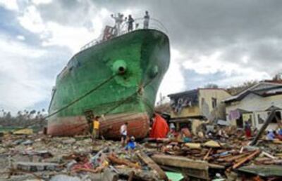 Philippines: Tại Anibong ở Tacloban nhiều tàu lớn bị bão Haiyan thổi dạt đến khu dân cư ở hôm 11 /11/2013. AFP