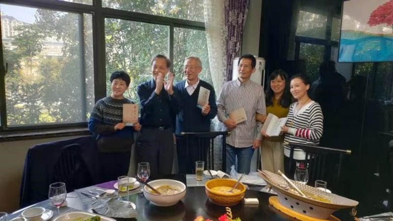在汤汤水水之中,各色菜品的本真之鲜,直令我这个自诩美食家叫好叫馋。(江棋生提供)