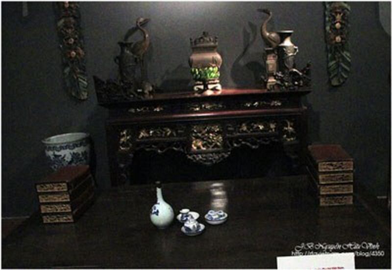 Mô hình, hiện vật trưng bày bên trong phòng "Trưng bày chuyên đề về Cải cách ruộng đất 1946-1957" tại 25 Tôn Đản, Hà Nội. Photo by J.B Nguyễn Hữu Vinh.