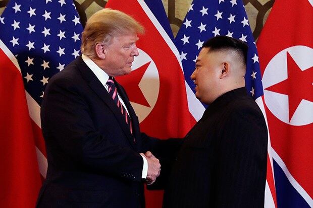 트럼프 대통령과 김정은 위원장이 지난달 27일 하노이 정상회담에서 악수를 나누고 있다.