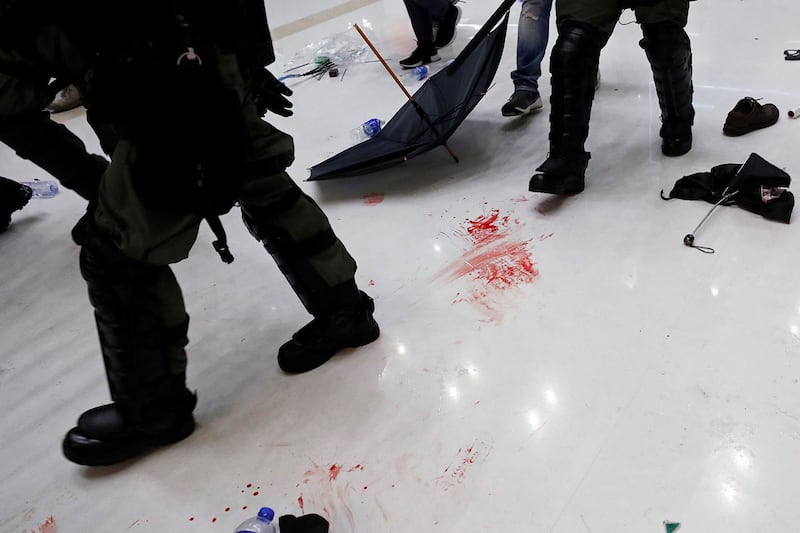 2019年7月14日，沙田区的“反送中”大游行后，抗议者在一商场内与防暴警察发生冲突后，地板上的血迹。（路透社）
