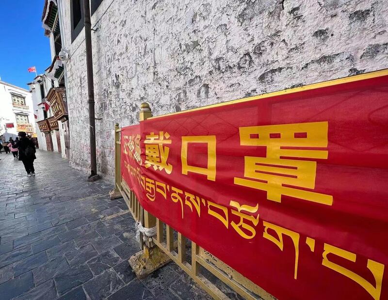 中國各地核酸網點撤銷，有人擔心核酸點死灰復燃，用磚塊圍住。（網絡圖片）