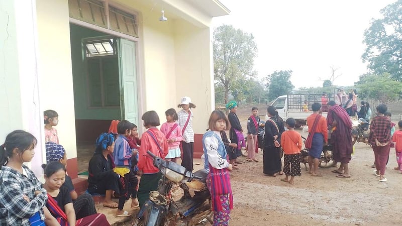 တိုက်ပွဲကြောင့် ထွက်ပြေးနေရသော ထီရီး ကျေးရွာသားများကို ၂၀၂၄ ခုနှစ်၊ မေလ ၂၁ ရက်နေ့က တွေ့ရစဥ်။ (Photo: Citizen Journalist)
