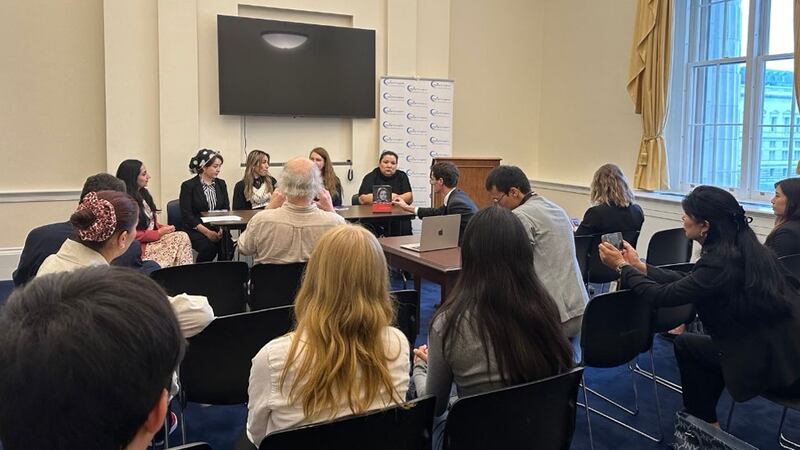 «مۇھاجىرەتتىكى ئۇيغۇر ئايال پائالىيەتچىلىرى» ناملىق كىتابنىڭ تونۇشتۇرۇلۇش مۇراسىمى كۆرۈنۈشى. 2024-يىلى 26-سېنتەبىر، ۋاشىنگتون