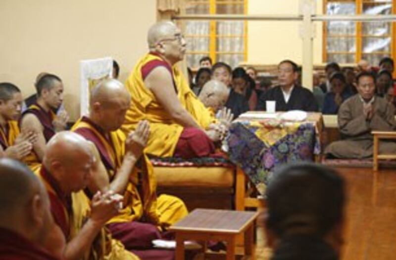 图片：藏人行政中央8月2日在达兰萨拉大昭寺为玉树自焚身亡者阿旺诺培举行诵经祈福法会。（藏人行政中央网站／记者丹珍）