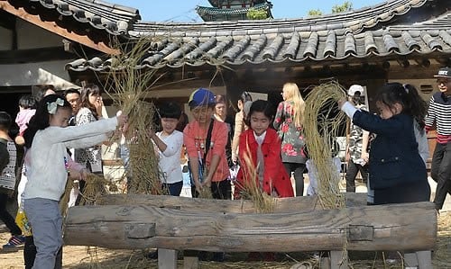 서울 종로구 삼청로 국립민속박물관에서 열린 벼타작 체험행사에서 어린이들이 개상에 자리개질을 하고 있다,