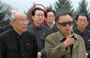 보천보전투승리기념탑 방문 당시의 장성택 모습. (붉은 원안의 인물)