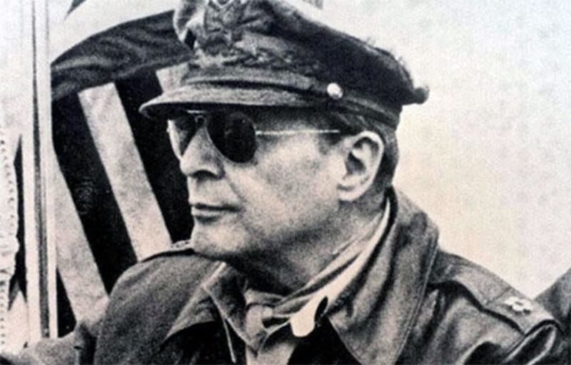 麦克阿瑟误判中国不会参战。图为驻日盟军总司令麦克阿瑟(Douglas MacArthur)。(History)