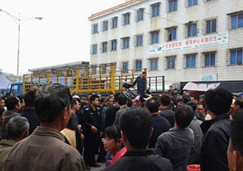 1月28日,廣東茂名市鼇頭鎮數百民眾,不滿交警無理沒收摩托車,持續圍堵派出所討說法,最後警方不敵村民,命人把摩托車歸還車主。(村民李先生提供)
