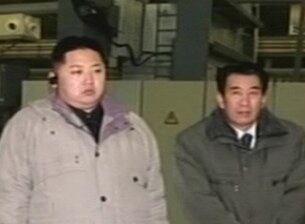 북한 김정은 당 중앙군사위 부위원장이 자강도의 희천연하기계종합공장을 시찰하고 있다.