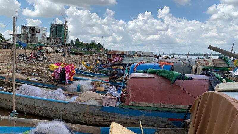 ទូក​របស់​ក្រុម​អ្នក​នេសាទ ដែល​​ចូល​ចត​នៅ​ច្រាំង​ទន្លេ​សាប តំបន់​ជ្រោយ​ចង្វា រាជធានី​ភ្នំពេញ ថ្ងៃ​ទី២១ ខែកញ្ញា ឆ្នាំ២០២០។