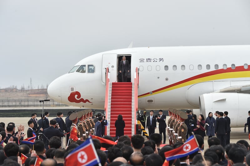 왕이 중국 외교부장이 2026년 4월 9일, 이틀간의 방문을 위해 평양 국제공항에 도착했다. 최선희 북한 외무상이 직접 공항에서 왕 부장을 영접하는 등 전례 없는 수준의 환대를 받았다.