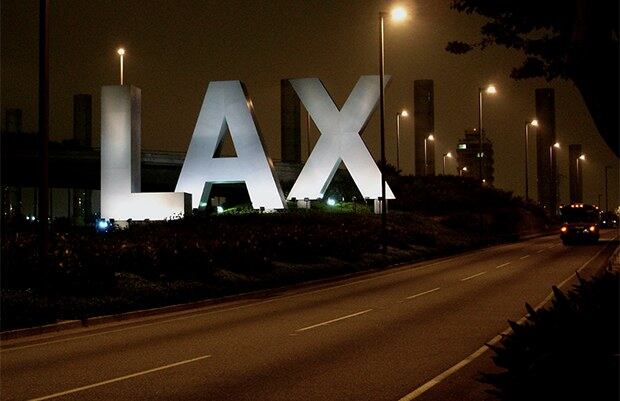 미국 LA 국제공항 입구의 방문객을 맞이하는 사인.