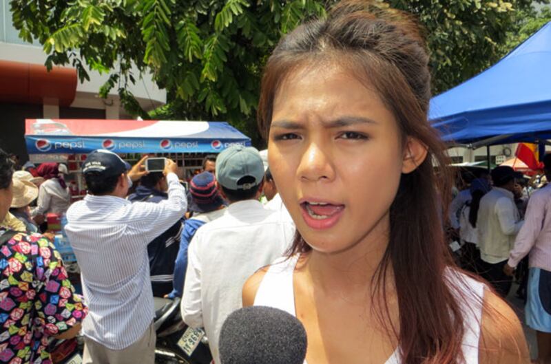 កញ្ញា ធី សុវណ្ណថា ផ្ដល់​បទសម្ភាសន៍ ខណៈ​ដែល​កញ្ញា​ចូល​រួម​បាតុកម្ម​នៅ​ក្បែរ​ស្ថានទូត​វៀតណាម កាល​ពី​ថ្ងៃ​ទី​៥ តុលា ២០១៤។