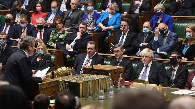 2021 年 11 月 17 日,英国首相约翰逊出席伦敦下议院每周一次的首相提问(PMQS)。(法新社)