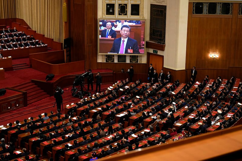 中国第十四届全国人大第二次会议闭幕式的大屏幕上显示出习近平与会的图像(美联社)