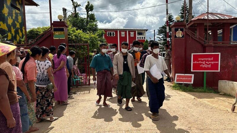 လားရှိုးအကျဉ်းထောင်မှ ပြန်လည်လွတ်မြောက်လာသူများအား ၂၀၂၃ ခုနှစ်၊ ဩဂုတ်လ ၁ ရက်နေ့က တွေ့ရစဉ်။ (Photo : RFA)
