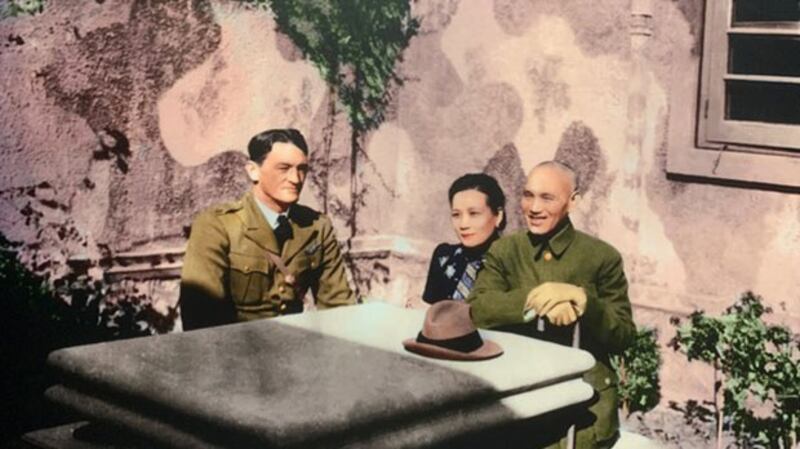 蒋介石与蒋宋美龄与陈纳德将军。(记者 黄春梅翻摄)