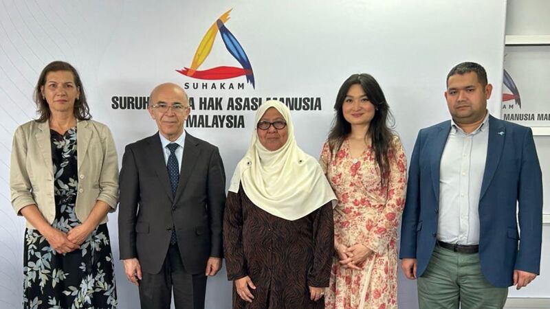 مالايسىيا دۆلەتلىك كىشىلىك ھوقۇق كومىتېتى كومىسسارى پىروفېسسور نوئور ئازىئاھ مۇھىد ئاۋال(ئوڭدىن ئۈچىنچى كىشى)