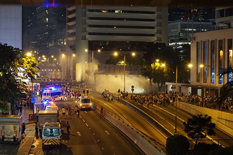 警方晚上約10點在中環干諾道中舊立法會大樓及大會堂對開，施放催淚彈，驅趕佔據馬路的示威者。