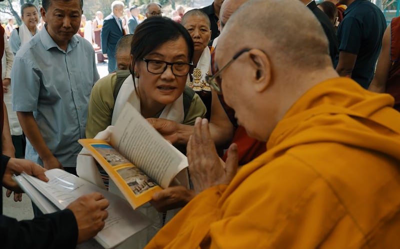 བོད་ཀྱི་བཙུན་མའི་ལས་འཆར་དང་འབྲེལ་བའི་སྐོར་སྙན་གསེང་ཞུ་བཞིན་པ།