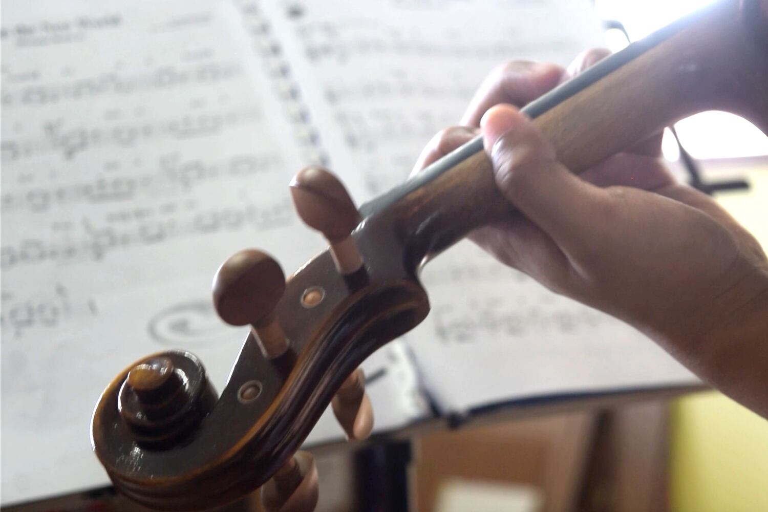 Video: Burmese refugees come together for violin lessons in Thai border town
